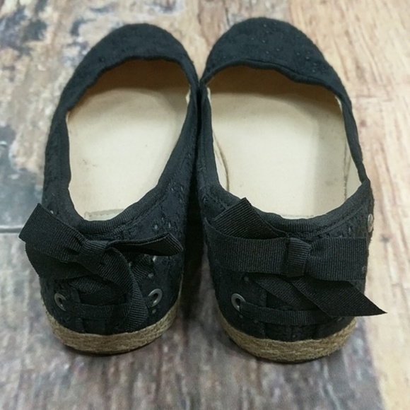 UGG Australia Girls K Tassy Eyelet Flat Slip On Shoes 1004022K Size 3 Black - Picture 2 of 7